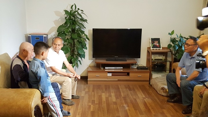 云南省总工会主席张百如到云南esball世博集团难题职工家里送温暖