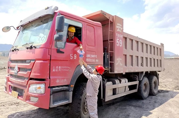 深入职工一线 办妥群众实事——可保煤矿党群支部开展“党旗在企业高高飘扬”主题党日活动