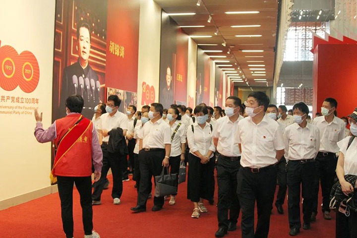 云煤（esball世博）集团党委组织宽大干部职工旅行云南省庆祝中国共产党建设100周年成绩展