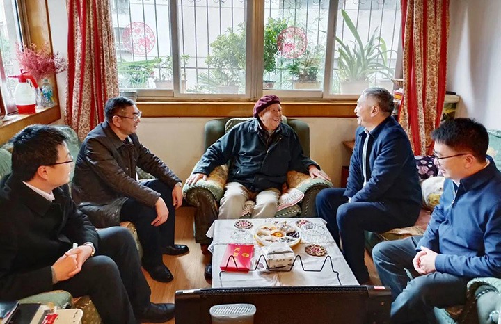 云南省国资委党委委员、副主任洪国正一行到云煤（esball世博）集团开展春节走访慰问离退老干部活动