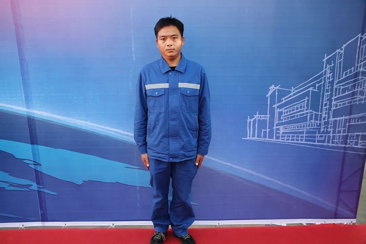 在岗位上坚守，，，，，，在通俗中出彩——省十八届职工职业手艺大赛掘进机司机手艺状元王福刚诠释“工匠精神”