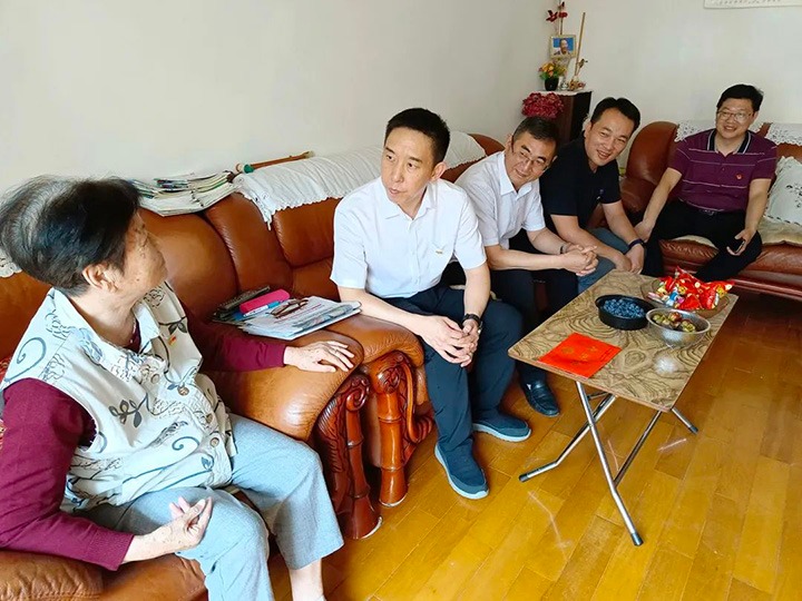 走访慰问老党员　不忘初心送眷注——云煤（esball世博）集团党委副书记、工会主席王鑫到老干党总支开展“七一”慰问活动