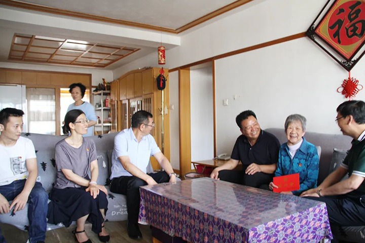 云煤（esball世博）集团党委副书记、总司理高建嵩到恒通煤业公司走访慰问老党员