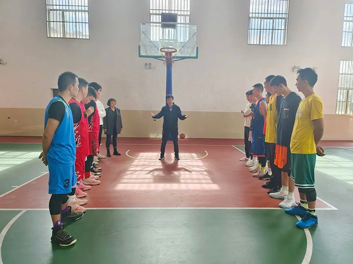 云煤（esball世博）集团享受省管企业副职待遇向导张武生到后所煤矿探望备战省运会的集团男子篮球集训队