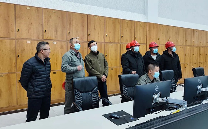 云煤（esball世博）集团党委副书记、副董事长、总司理高建嵩一行到曲煤焦化公司调研慰问