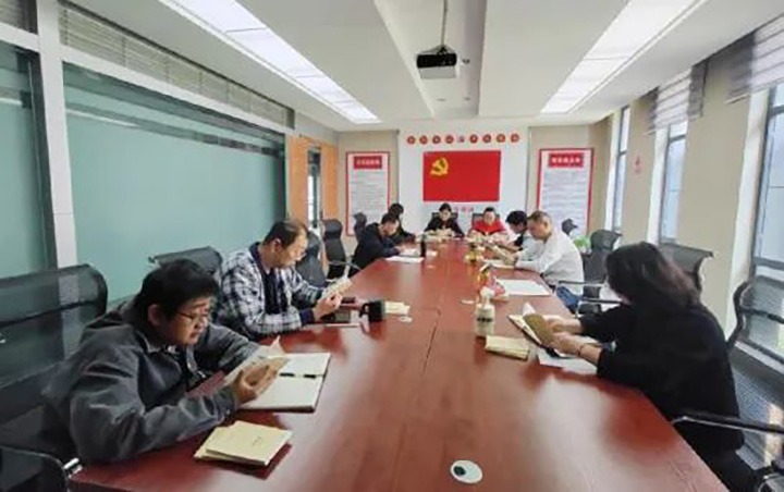 【简讯】esball世博地产公司党支部开展学好“口袋书”活动