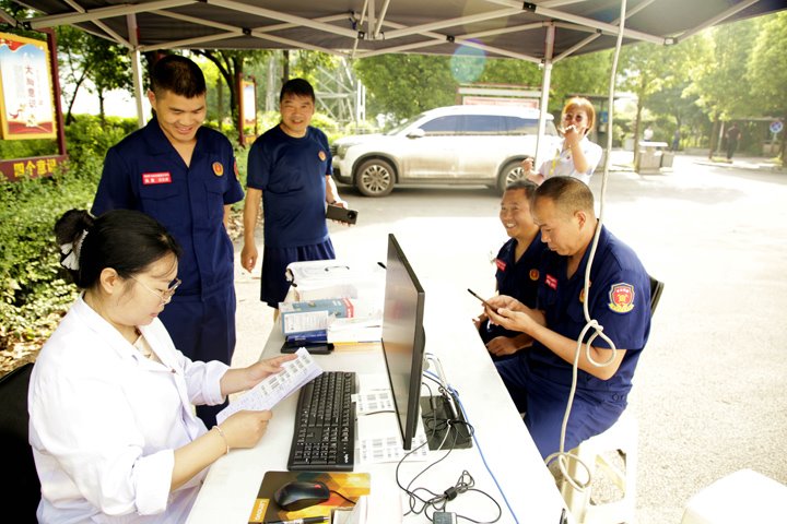 以热血为灯，，照亮生命之路——镇雄煤业爱心献血活动暖心落幕