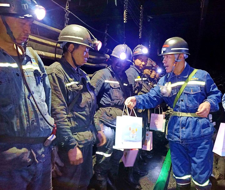 “伞”亮夏日，，“杯”暖人心——镇雄煤业工会开展夏送清凉活动