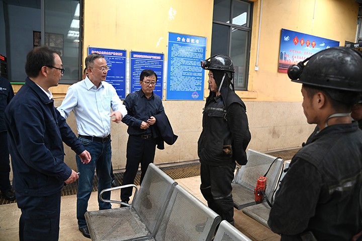 2 统一线职工举行亲热交流.jpg